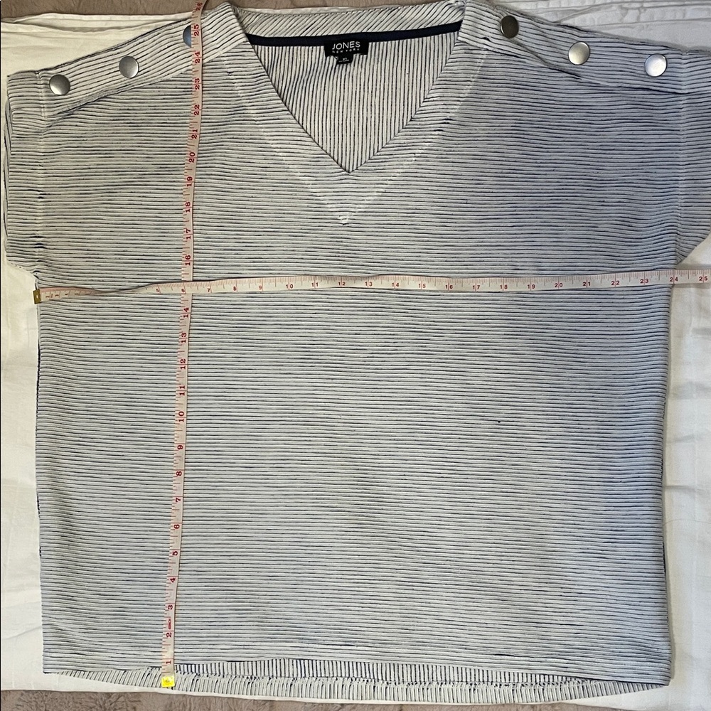 Jones New York XL Ribbed Stripe V-Neck Top | Button Shoulder Detail - Picture 5 of 6